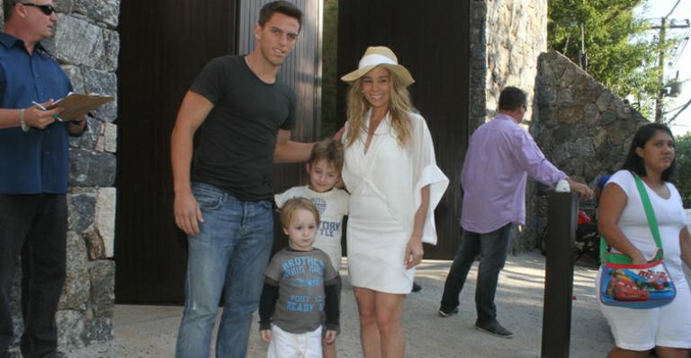 Danielle Winits e famosos vão à festa da filha de Angélica