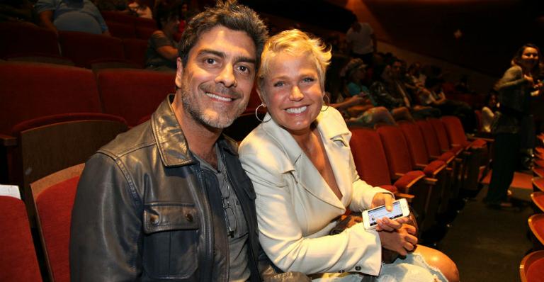 Xuxa e Junno vão ao teatro