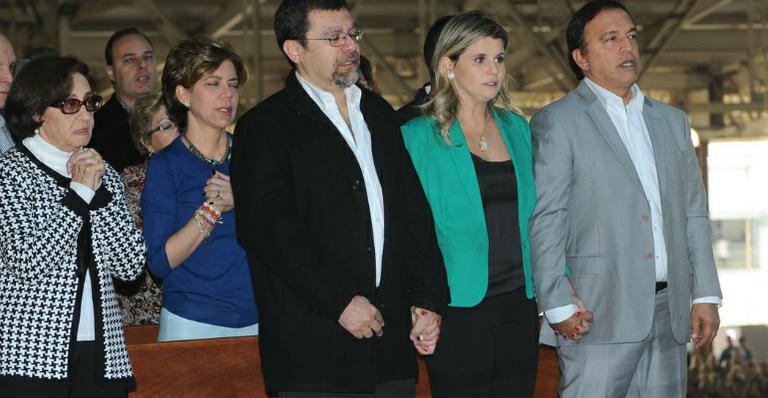 Famosos vão à missa de 1 ano da morte de Hebe Camargo