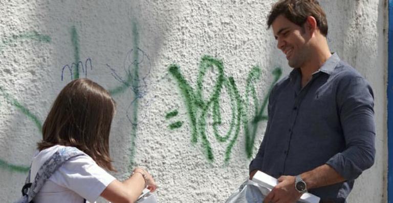 Amor à Vida: Ninho encontra Paulinha e arma plano para conversar com ela
