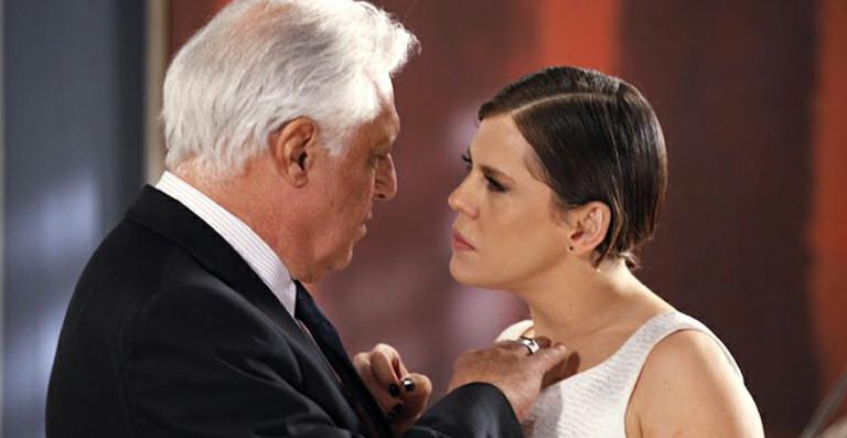 Amor à Vida: Edith chantageia César e diz ter ciúme de Aline