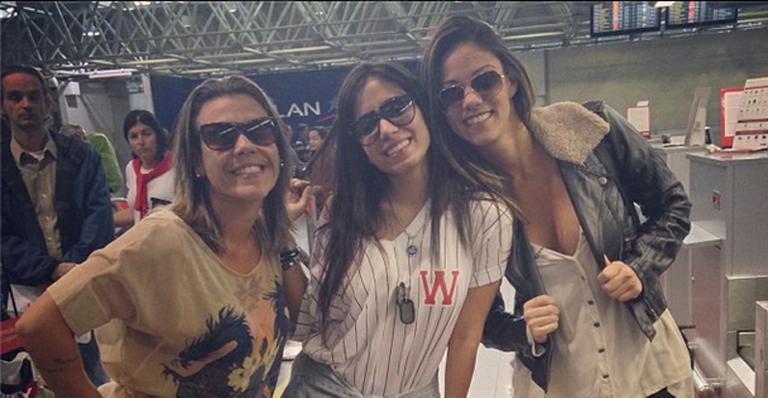 Anitta embarca para seu primeiro show internacional