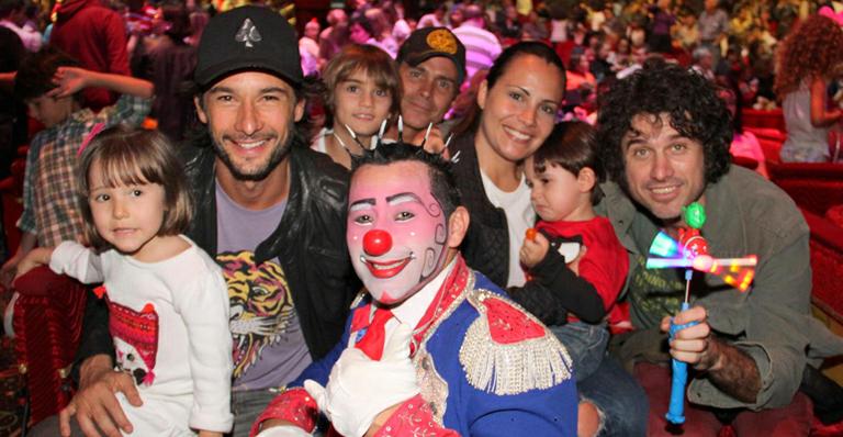 Rodrigo Santoro e Eriberto Leão levam suas crianças ao circo