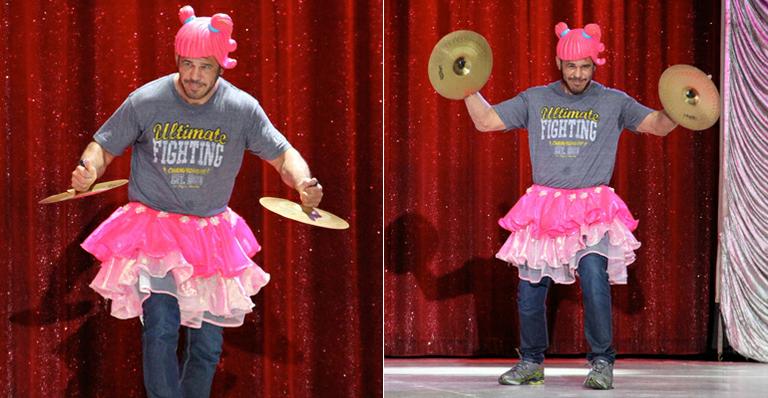 Nova profissão? Minotouro veste saia e peruca rosa em circo do Rio de Janeiro