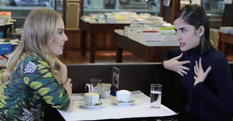 Maria Casadevall conta que já trabalhou em cafeteria em Paris e afirma ser bem resolvida e romântica
