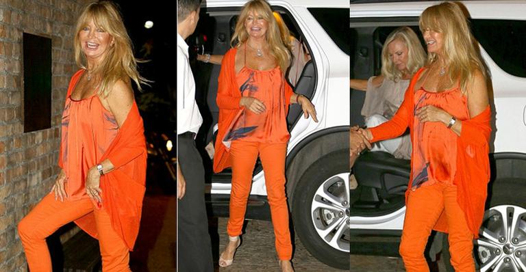Sem medo de ousar, Goldie Hawn aposta no look laranja total