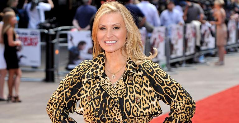Cantora Anastacia passa por cirurgia para retirada dos seios