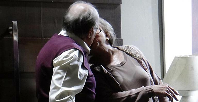 Amor à Vida: Bernarda e Lutero se beijam