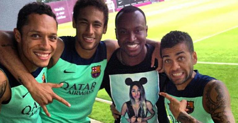 Thiaguinho visita Neymar e Daniel Alves em treino do Barcelona