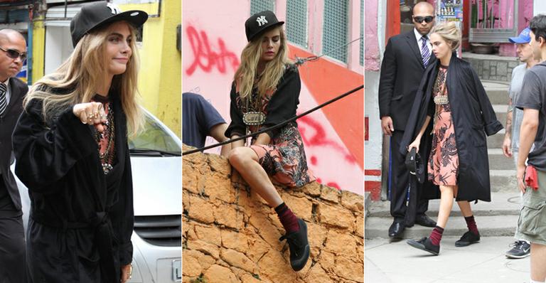 Top Cara Delevingne sobe o morro de Santa Marta no Rio de Janeiro