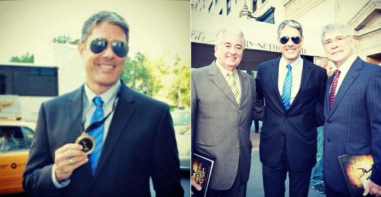 William Bonner exibe sua medalha de homenagem no Emmy Internacional
