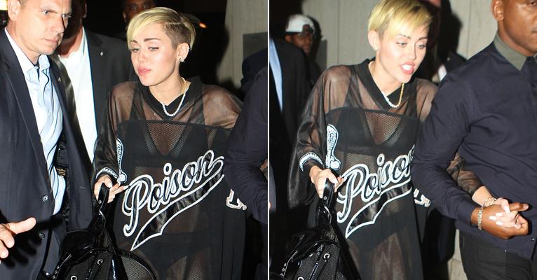 Miley Cyrus vai seminua em festa e troca mensagens com homem misterioso