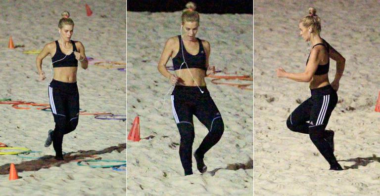Carolina Dieckmann faz circuito na areia para manter a boa forma