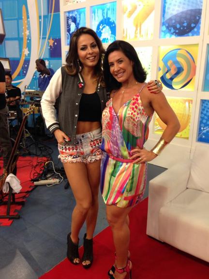 Scheila Carvalho entrevista Alinne Rosa em seu programa de TV na Bahia