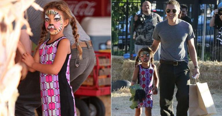 Enquanto Halle Berry está na maternidade, filha mais velha brinca com padrasto em parquinho