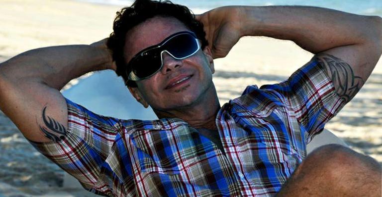 Netinho publica primeira foto após problema de saúde e recebe visita de Ivete