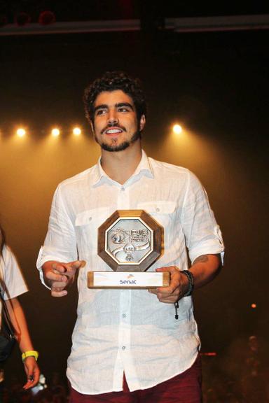 Caio Castro é homenageado em SP