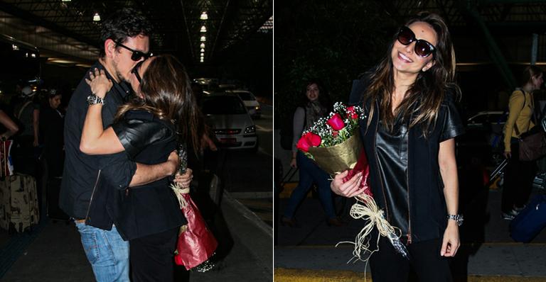 Sabrina Sato é recebida com flores pelo namorado em aeroporto