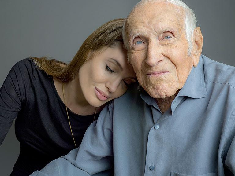 Angelina Jolie posa com veterano prisioneiro que inspirou seu novo filme
