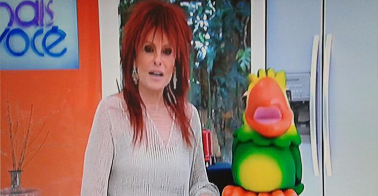 Ana Maria Braga aparece de peruca ruiva no Mais Você