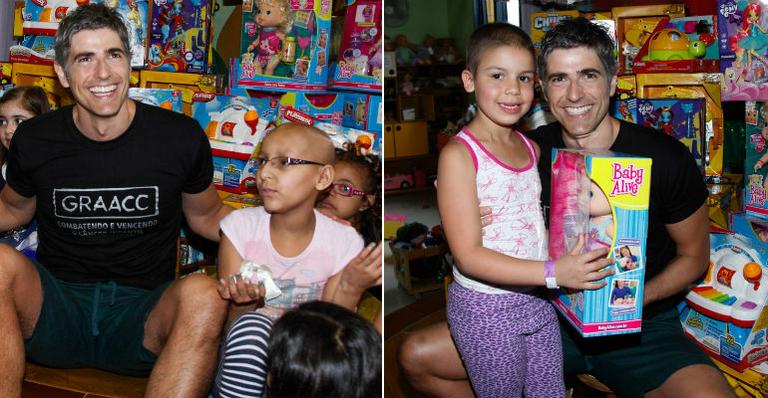 Reynaldo Gianecchini comemora o Dia das Crianças em Hospital do GRAACC