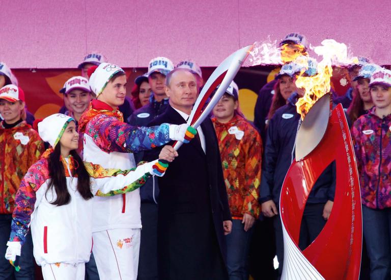 Vladimir Putin acende tocha