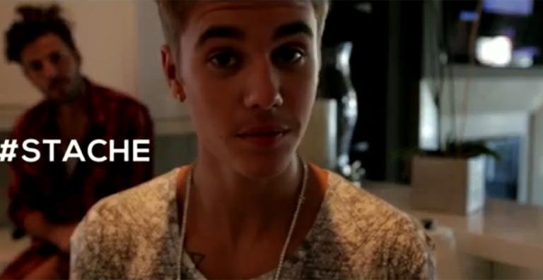 Justin Bieber brinca com seu bigode em teaser de novo filme