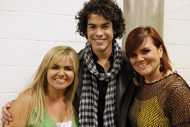 Integrante do The Voice abandonado quando bebê é chamado por mãe adotiva de menino da caixa