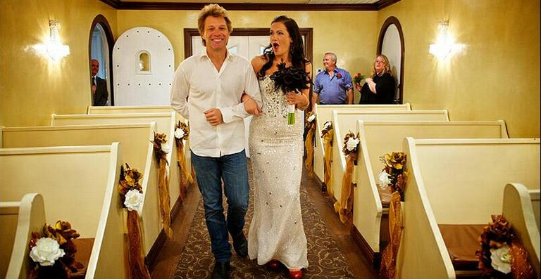Jon Bon Jovi realiza sonho de fã e a leva ao altar