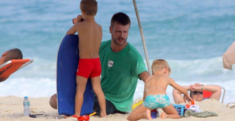 Rodrigo Hilbert passa tarde com os filhos em praia no Rio de Janeiro