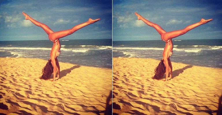 Izabel Goulart se despede de Trancoso de cabeça pra baixo