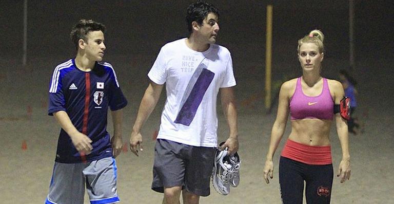 Carolina Dieckmann malha com o filho Davi e Bruno de Luca