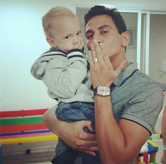 Ganso brinca com o afilhado Davi Lucca, filho de Neymar