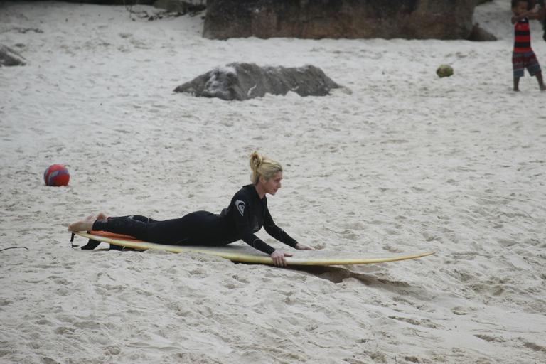 Letícia Spiller faz aula de surfe no Rio