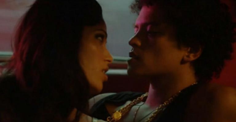 Bruno Mars aparece em cenas quentes com atriz de Quem Quer Ser Um Milionário? em novo clipe; assista Gorilla