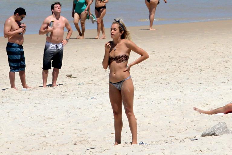Alice Dellal: praia