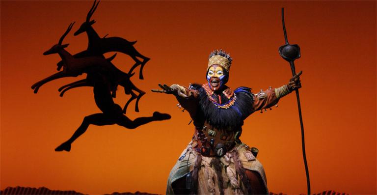 O Rei Leão se torna o primeiro musical bilionário da Broadway