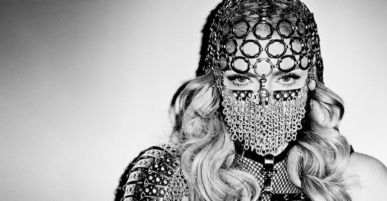 Madonna usa mordaça de ferro em ensaio fotográfico