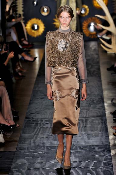 Moda: Estilo neoclássico. – Valentino
