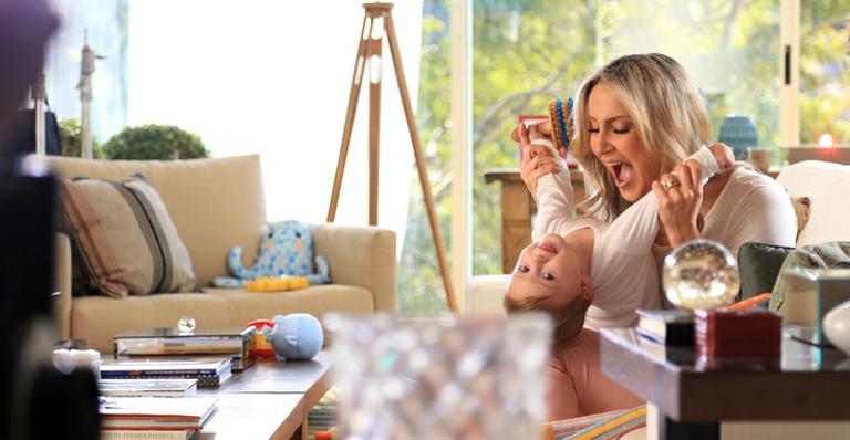 Claudia Leitte estrela campanha de papinhas com o filho caçula