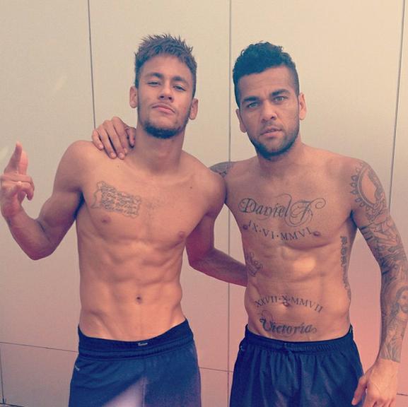 Neymar e Daniel Alves exibem barriga tanquinho em foto