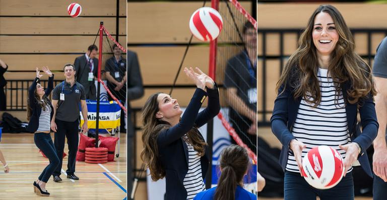 De calça jeans e salto alto, Kate Middleton joga vôlei em estádio. Assista ao vídeo!