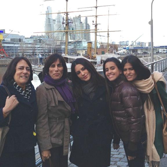 Clã reunido! Glória Pires posa com as três filhas durante viagem