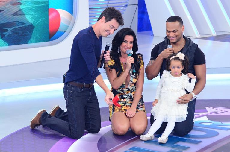 Após traição, Scheila Carvalho e Tony Salles renovam os votos de casamento na TV