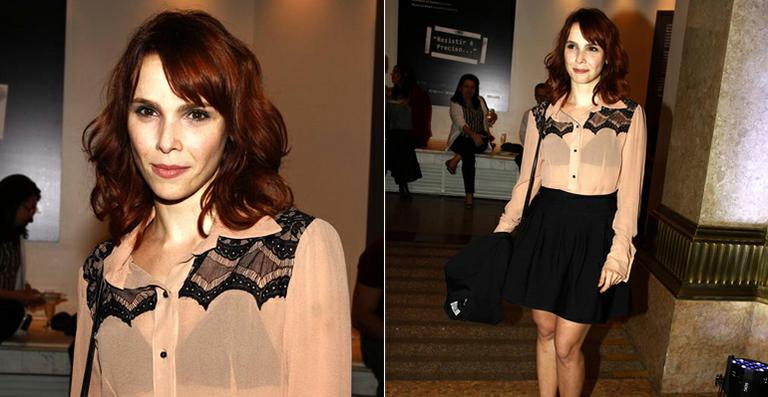 Débora Falabella surge ruiva na pré-estreia de sua peça de teatro