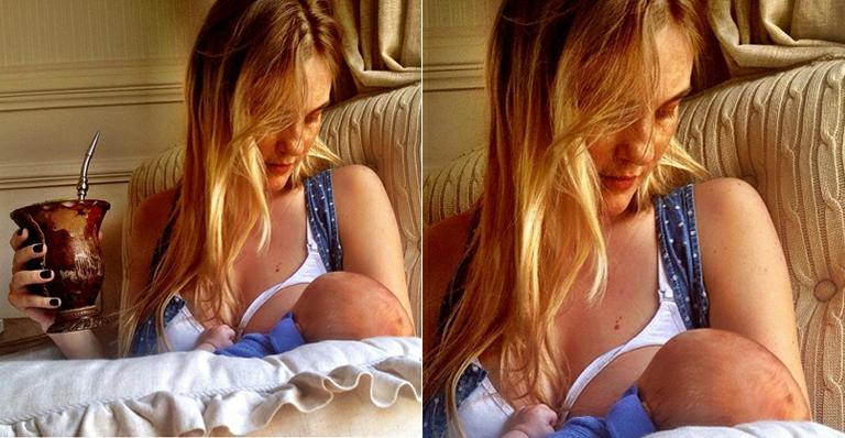 Modelo Carol Trentini mostra foto amamentando o filho e tomando chimarrão