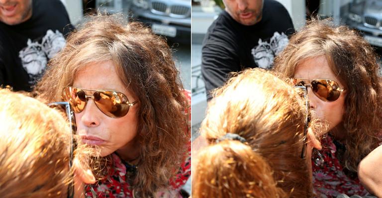 Steven Tyler dá selinho em fã ao deixar hotel no Rio