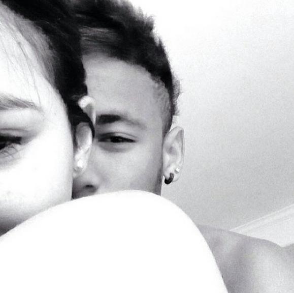 Neymar publica foto agarradinho a Bruna Marquezine e se declara: Vi amor no seu olhar