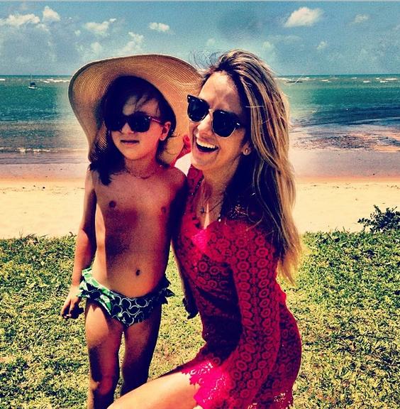 Rafa Justus se diverte na praia com a mãe, Ticiane Pinheiro