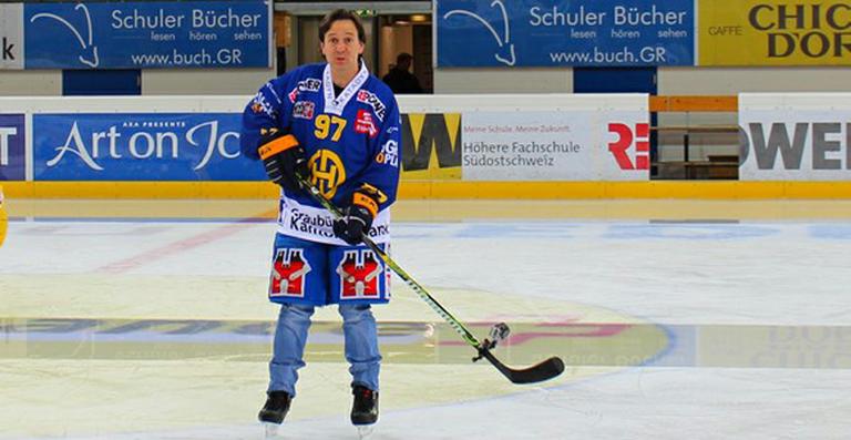 Celso Zucatelli faz aula de hockey na Suíça